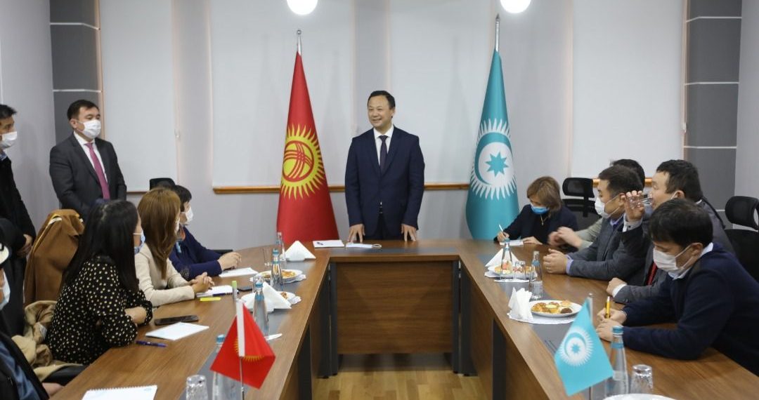 Kırgızistan Dışişleri Bakanı Kazakbayev, Türkiye’deki Kırgızlar ile görüştü