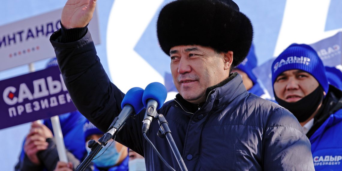 Kırgızistan Cumhurbaşkanı Adayı Sadır Caparov’un Konuştuğu Sırada Genç Kız Bayıldı