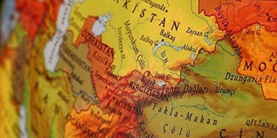 Tacikler Kırgız Köylerini Yağmalıyor